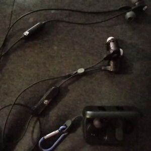 Skullcandy bluetooth earbud lot
